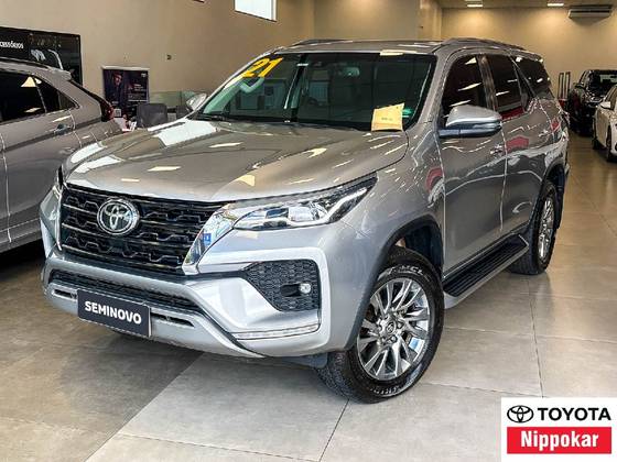 TOYOTA HILUX SW4 2.8 D-4D TURBO DIESEL SRX 7L 4X4 AUTOMÁTICO